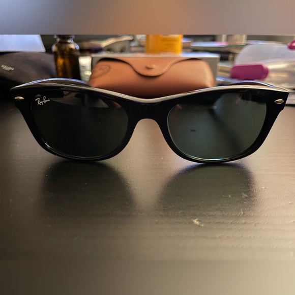 NWB Ray-Ban New Wayfarer Black Sunglasses RB 2132 901 52 18 - Picture 5 of 5
